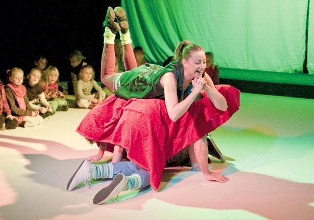 Podczas spektaklu dzieci bawią się razem z aktorami. 
