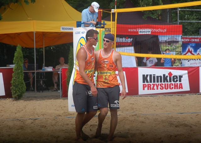 Michał Bryl (z lewej) i Maciej Rudol wygrali tegoroczne eliminacje do mistrzostw Polski w siatkówce plażowej rozegrane w Przysusze.