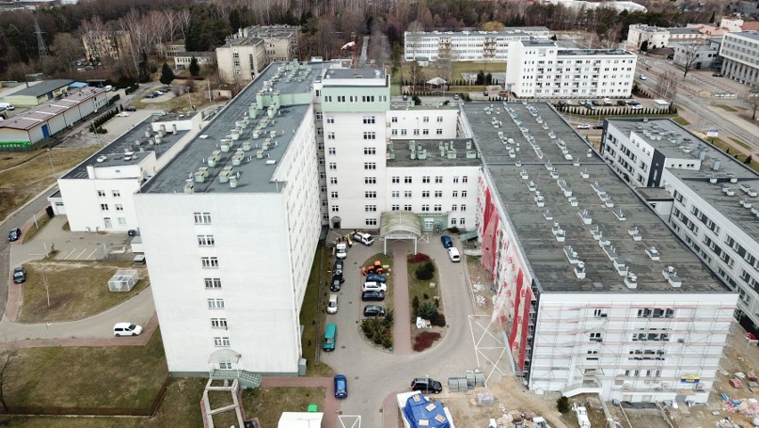 Ewakuacja szpitala w Starachowicach trwa. W akcji mnóstwo karetek. Cała placówka dla chorych na koronawirusa (WIDEO Z DRONA, ZDJĘCIA)