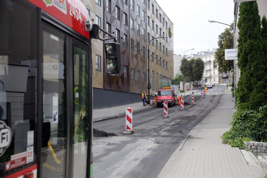 Lublin. Omijaj ul. Dolną 3 Maja. Będą tam układali asfalt: 18 sierpnia wahadło, później ulica zamknięta dla ruchu
