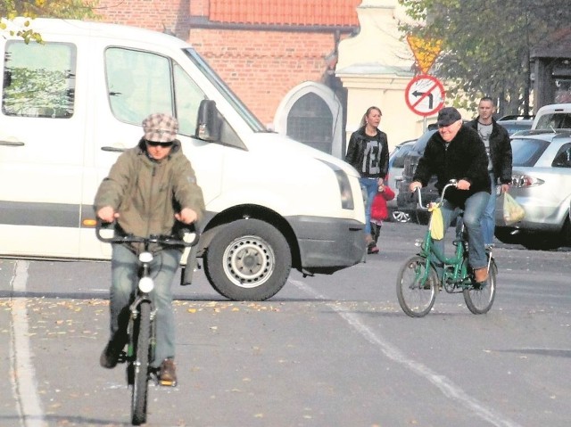 Rowerzyści jadący ścieżką rowerową też są zobowiązani do przestrzegania przepisów drogowych. A te mówią wyraźnie - ustąp pierwszeństwa przejazdu. Tylko gdzie te znaki dla rowerzystów?