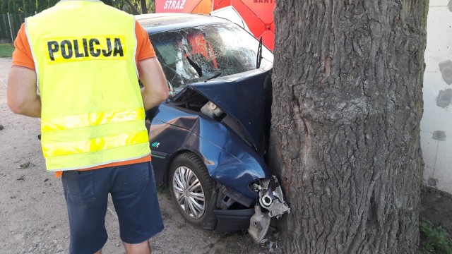 Kolejny tragiczny wypadek na opolskich drogach. W Bukowie (gmina Wilków) opel astra, którym kierował 68-latek, zjechał z drogi i uderzył w drzewo. W wypadku zginął kierujący, a dwaj pasażerowie - w wieku 34 i 22 lat - z obrażeniami trafili do szpitala. Policja wyjaśnia okoliczności wypadku.