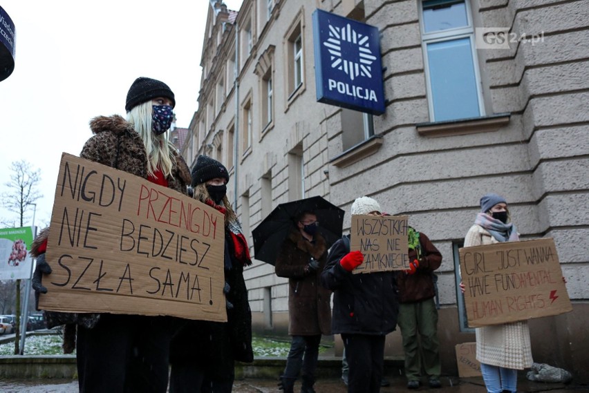 Solidarnie z Dagmarą. Pikieta przed komisariatem policji w...