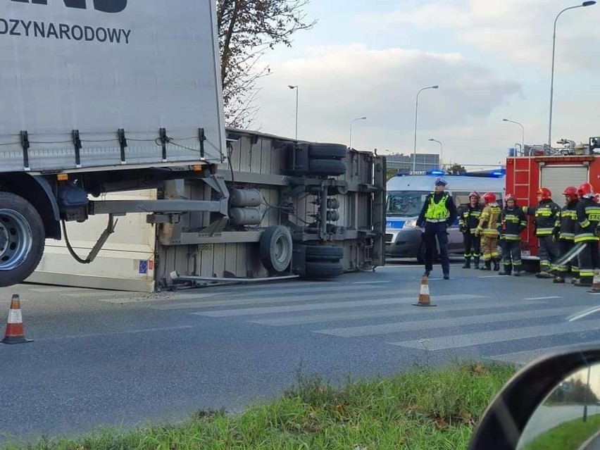 Przewrócona przyczepa na al. Jana Pawła II! ZDJĘCIA