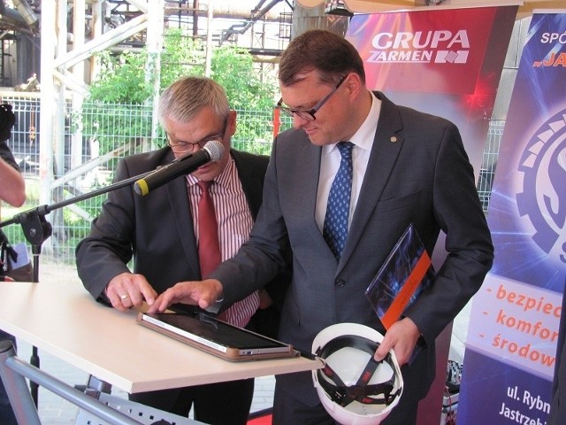 Prezes SEJ, Tomasz Gaik (z prawej) uruchamia silnik gazowy za pomocą laptopa