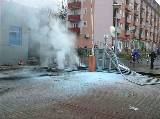 Zniszczenia po manifestacji pracowników stalowowolskiego zakładu.