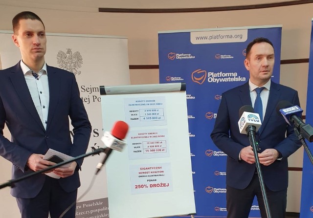 - Podwyżki cen energii to skutek "Polskiego ładu" - nie mają wątpliwości poseł KO Tomasz Szymański (z prawej) oraz radny Paweł Napolski