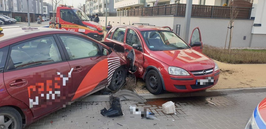 Wypadek na ul. 42 Pułku Piechoty. Kierowca opla wymusił pierwszeństwo. Trzy osoby trafiły do szpitala