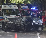 Samochód uderzył w drzewo. Auto zapaliło się (wideo, zdjęcia) 