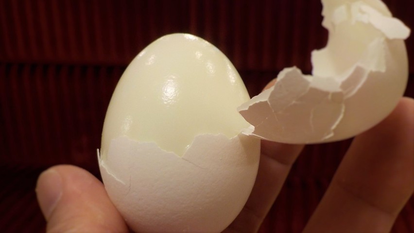 Obieranie gotowanych jajek potrafi napsuć nerwów. Jeśli...