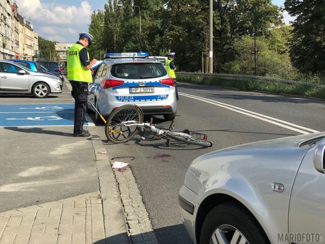 61-letni rowerzysta został ranny w wypadku, do którego doszło po godzinie 14.00 na ulicy Armii Krajowej w Opolu. Według pierwszych ustaleń policjantów kierujący jednośladem skręcił w lewo nie upewniając się, czy może to zrobić. Zajechał drogę volkswagenowi, którym kierował 32-latek. Rowerzysta z obrażeniami trafił do szpitala.