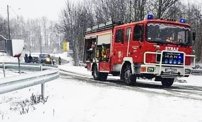Zima groźna dla kierowców. Dwie osobówki zderzyły się na drodze pod Limanową
