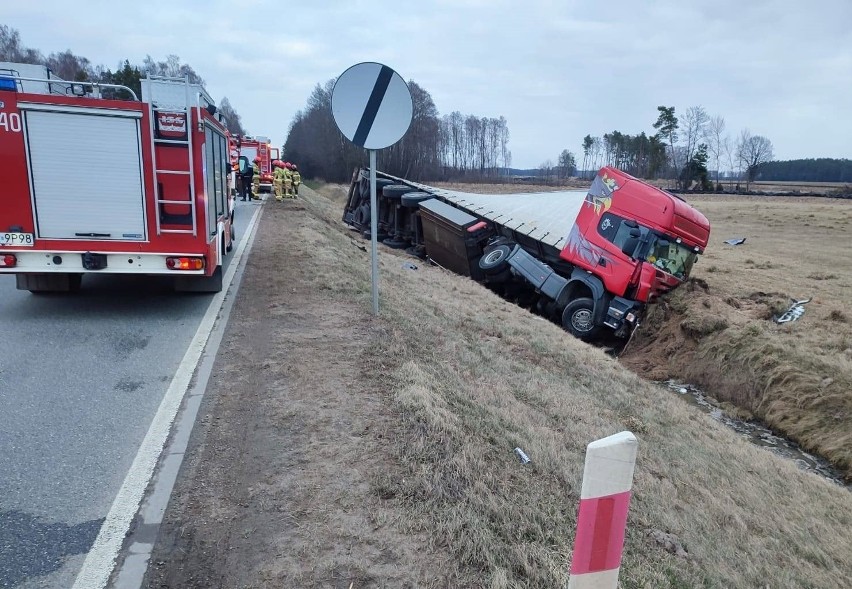 Wypadek w Gniazdowie. 5.03.2022 doszło do tragicznego wypadku na drodze wojewódzkiej 677 w gminie Stary Lubotyń. Zdjęcia