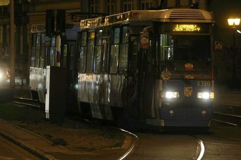 Wrocław: Zderzenie autobusu turystycznego z tramwajem (ZDJĘCIA)