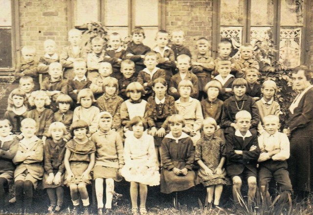Zdjęcie klasowe fabianowskich uczniów. Nieznana jest dokładna data jego wykonania. Fotografię zrobiono jednak na pewno w latach 1919-1949