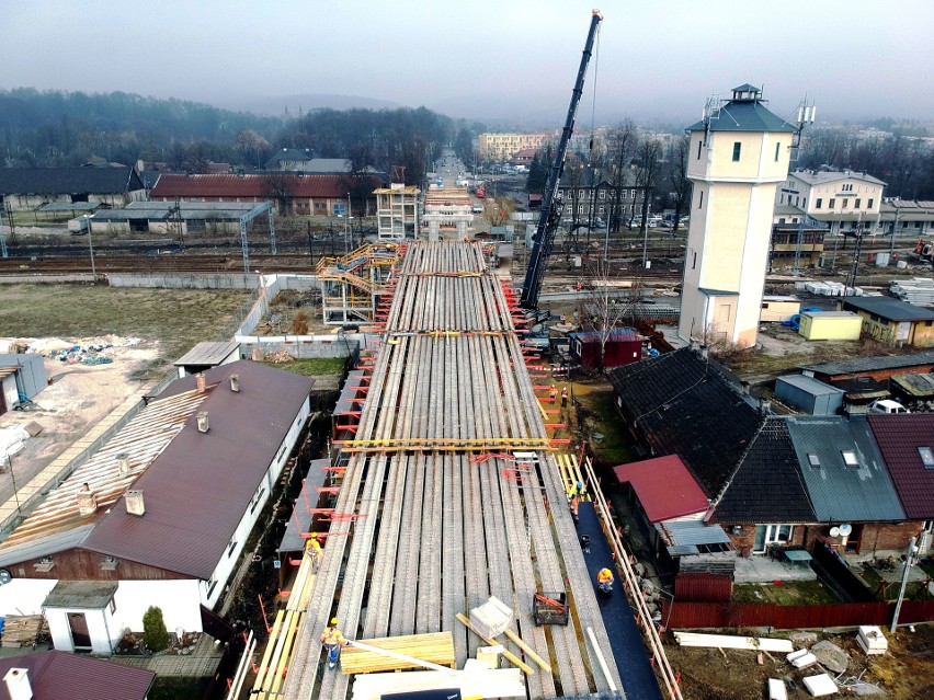 Budowa wiaduktu drogowego nad linią kolejową w Krzeszowicach