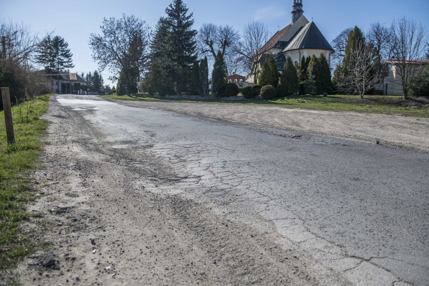 Powiat proszowicki planuje w tym roku wyremontować kilka odcinków dróg, które znajdują się w fatalnym stanie