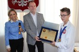Bartosz Lep, młody karateka z Jasieńca odebrał nagrodę od władz gminy Jasieniec