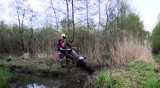 Mistrz Polski rył motocyklem prywatne pola. Nie jest już instruktorem! [wideo]