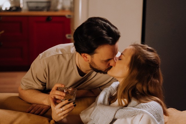 Polscy single chętnie oglądają programy randkowe. Wiele osób szuka w nich wskazówek, jak sobie radzić w miłosnych relacjach.