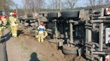 Wypadek Woli Jabłońskiej w powiecie grodziskim. Ciężarówka wypadła z drogi i przewróciła się na bok. Kierowca został ukarany mandatem