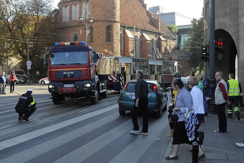 Wykoleiły się tramwaje na rogu ul. Gdańskiej i Focha w Bydgoszczy. Miasto zakorkowane [wideo, zdjęcia]