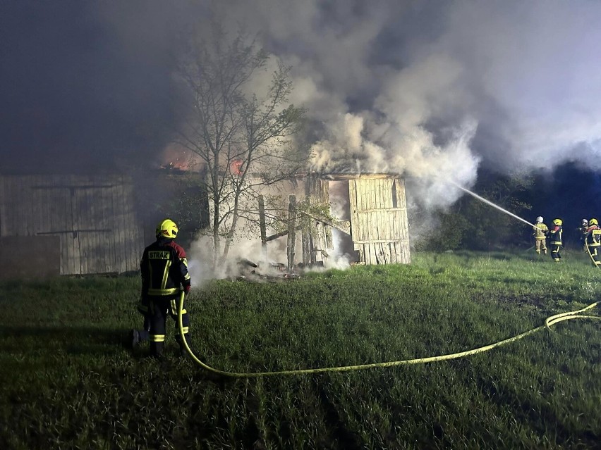 Pożar drewnianej stodoły w Wielkopolsce. Gasiło go 6 zastępów straży. Zobacz zdjęcia