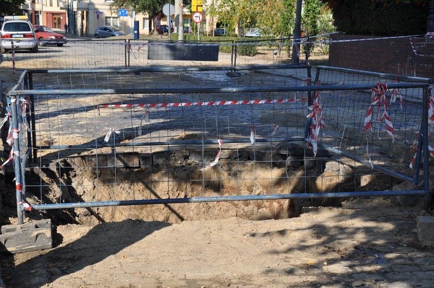 Woda z pękniętej rury podmyła spory fragment jezdni