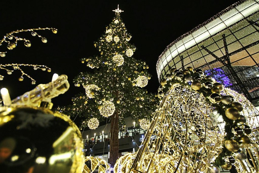W Poznaniu uruchomioną kolejną świąteczną iluminację. Przed...