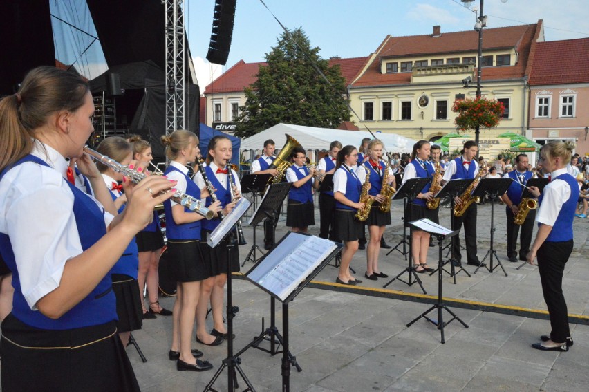 Myślenice. Krzysztof Iwaneczko, Żaneta Łabudzka i inni artyści zaśpiewali dla trzech smyków!