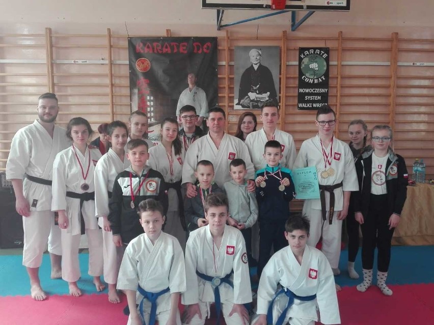 Młodzi zawodnicy karate z klubu Shotokan Brodnica zdobyli sporo medali podczas XXI Mistrzostw Centrum Sportu i Rekreacji "Dragon" Poddębice