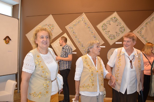 Hafciarki z Tucholi pokazują swoje dzieła także na  wystawach na miejscu. Są zawsze  uśmiechnięte i chętne do współpracy.