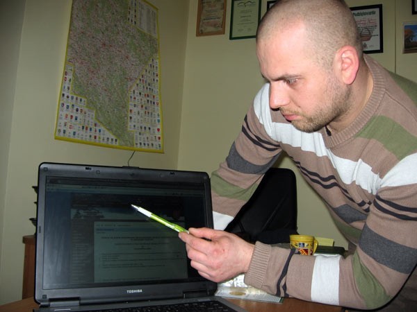 Marcin Budzyk, szef BCIiP w Ustrzykach Dolnych, zachęca do przestudiowania zasad i regulaminu korzystania z sieci Hotspot