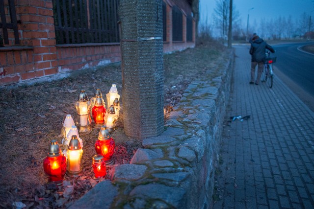 W miejscu tragedii pojawiły się znicze