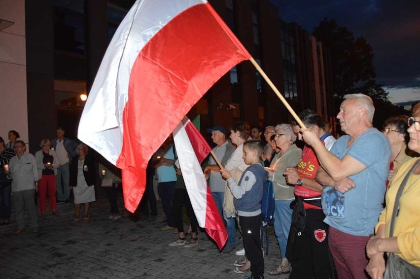 "Nie podpisuj!" Starachowiczanie protestowali przed sądem