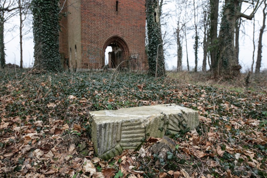 W bezpośrednim sąsiedztwie kościoła mieścił się cmentarz.