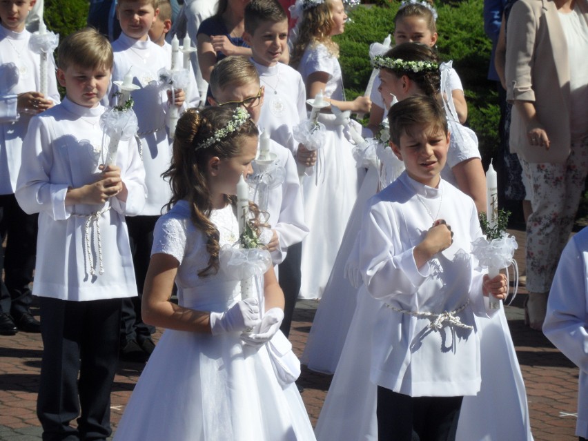 Pierwsza komunia święta w parafii Nawiedzenia NMP w...