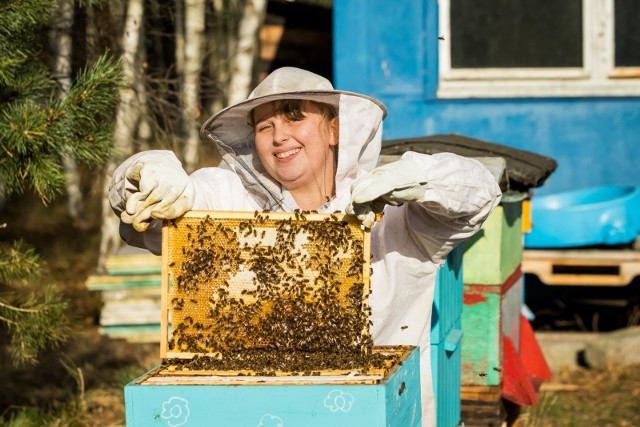Julia Witwicka, mieszkanka Murowańca, ma swoją pasiekę, która liczy 9 uli. Dziewczynka uczęszcza do V klasy, a po lekcjach poświęca się swojej pasji - pszczelarstwu.