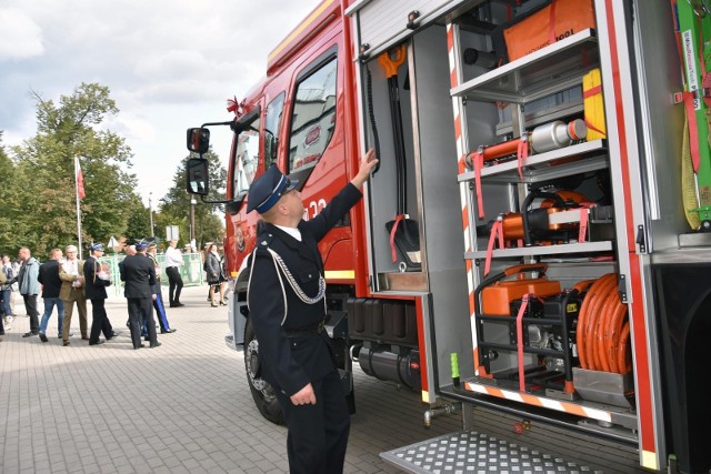 47 jednostek OSP na Dolnym Śląsku otrzyma w 2023 roku nowy wóz strażacki. - Chyba nigdy nie było takiej liczby wozów strażackich przekazywanych w jednym roku dla Ochotniczych Straży Pożarnych – podkreślił premier Mateusz Morawiecki. Zobacz, które jednostki OSP na Dolnym Śląsku otrzymają wóz strażacki!Przechodź do następnych powiatów za pomocą strzałek lub gestów na telefonie >>>>>