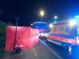 Tragedia w Bielinach. Samochód wjechał w pieszych, zginęli trzej mężczyźni