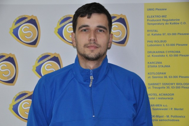 Tobiasz Wojcieszak to 27-letni bramkarz Stali Pleszew, łączący grę w piłkę z prowadzeniem drużyny trampkarzy