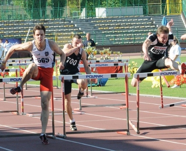 Filip Drozdowski (z lewej) z dużą przewagą wygrał finał 110 m ppł.