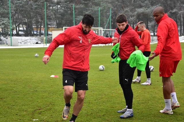 Obrońca Korony Kielce Themistoklis Tzimopoulos podczas treningu doznał kontuzji mięśnia dwugłowego. Czeka go przerwa w treningach.