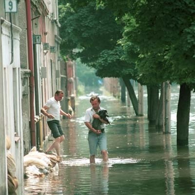 Mieszkańcy zostali. Przenieśli jedynie dobytek na wyższe pietra. Na progach ustawiono barykady z worków z piaskiem.