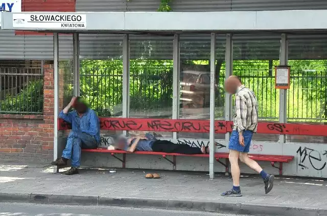 Przystanek przy ulicy Słowackiego, na rogu z Kwiatową opanowali pijacy.