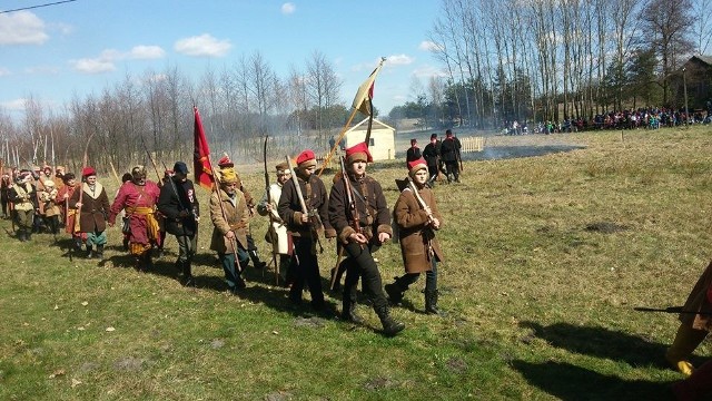 Członkowie grupy rekonstrukcyjnej „Oddział Powstańczy z 1863 roku” z Małogoszcza podczas rekonstrukcji bitwy pod Grochowiskami.