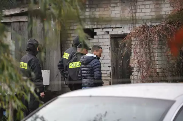 W środę na posesji w Mirowie Nowym, gdzie znaleziono zwłoki 22-latka, pracowały policyjne ekipy dochodzeniowo-śledcze.