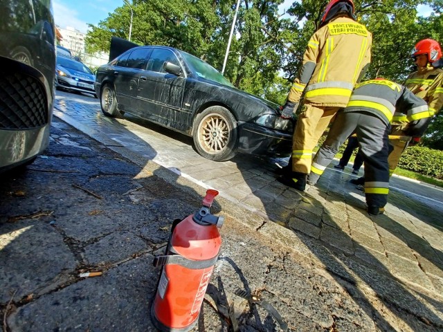 W nocy podpalono auto marki BMW. Zapaliły się też dwa inne samochody.