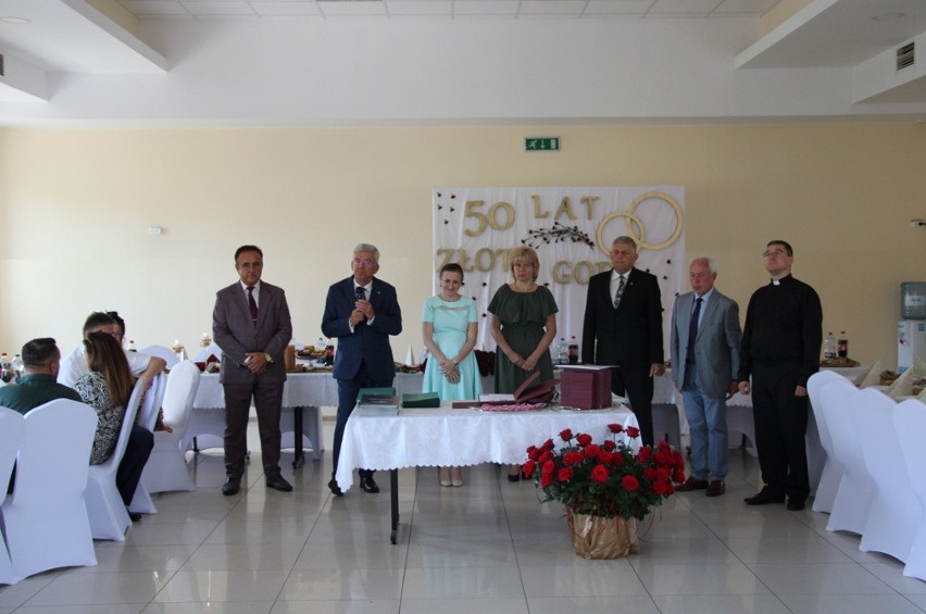 Uroczystość Złotych Godów w gminie Błędów. Świętowało prawie czterdzieści małżeństw. Zobacz zdjęcia