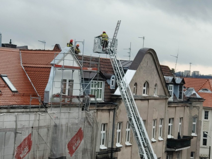 Strażacy gaszą pożar sadzy w kominie kamienicy przy ul....